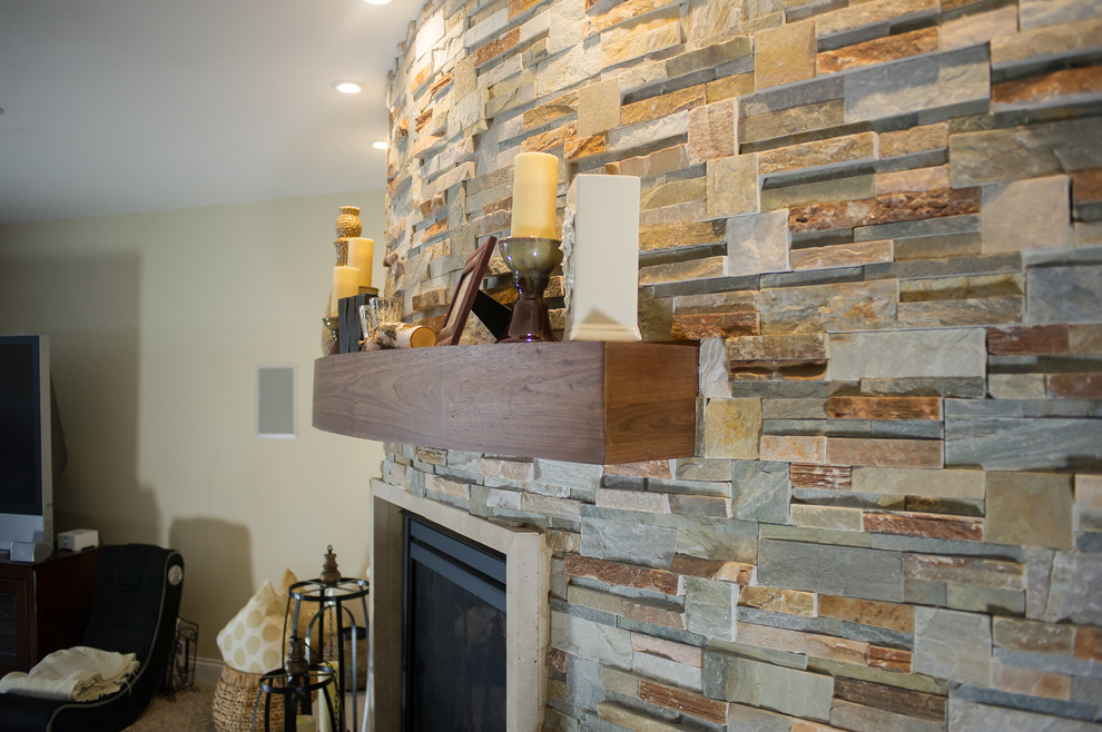Inspiration pour un grand sous-sol minimaliste semi-enterré avec un mur beige, moquette, une cheminée standard et un manteau de cheminée en pierre.