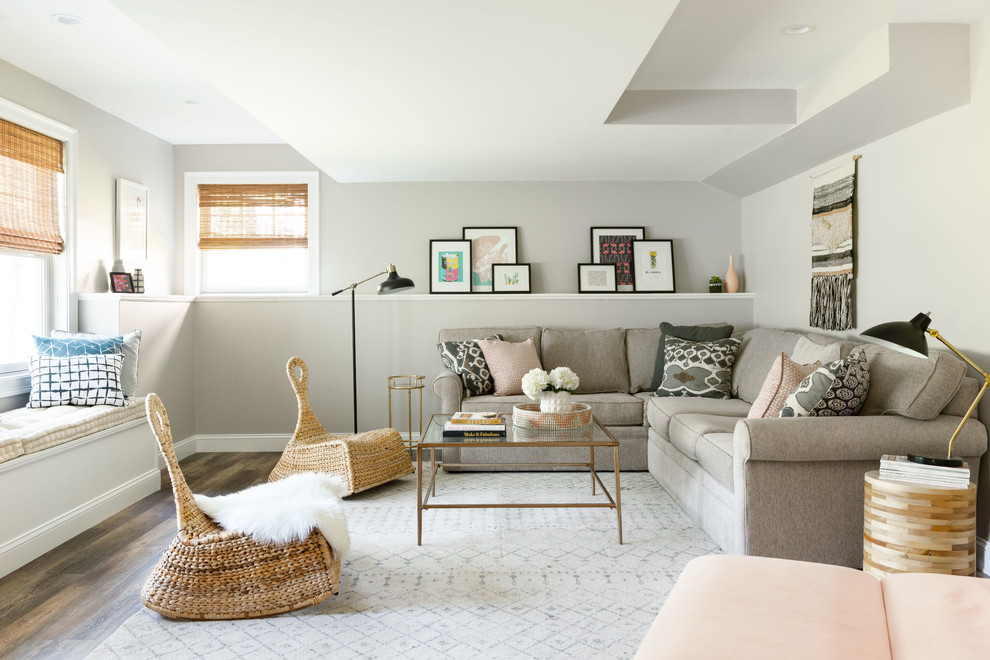 Foto di un soggiorno chic di medie dimensioni con pareti grigie, pavimento in vinile, nessun camino e pavimento marrone