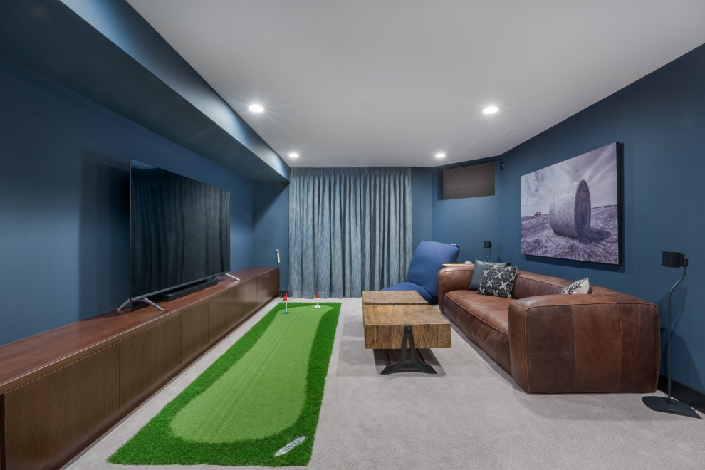Источник вдохновения для домашнего уюта: большой подвал в современном стиле с домашним баром, синими стенами, ковровым покрытием и серым полом