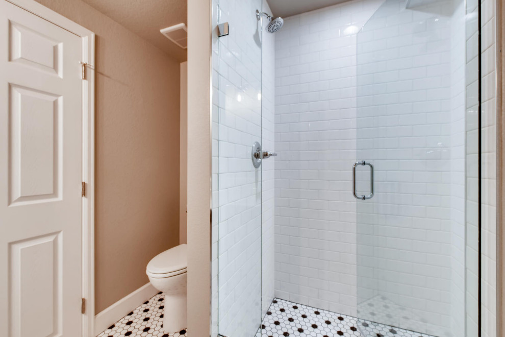 Inspiration för mellanstora lantliga badrum, med vita väggar och beiget golv