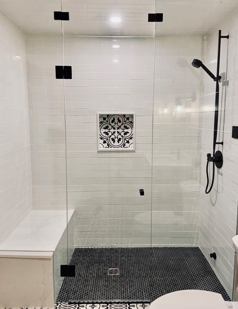 Imagen de cuarto de baño de estilo americano de tamaño medio con paredes blancas, suelo de madera en tonos medios, suelo marrón, machihembrado y machihembrado