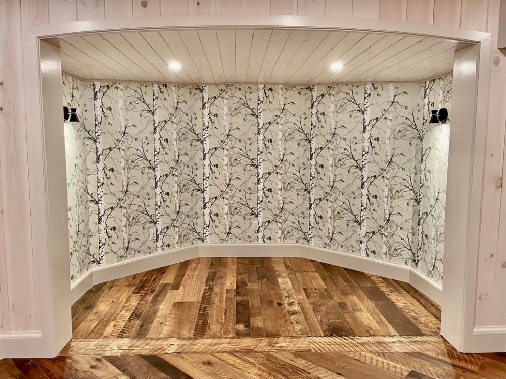 Mittelgroßer Rustikaler Keller mit weißer Wandfarbe, braunem Holzboden, Kamin, Kaminumrandung aus Stein, braunem Boden, Holzdielendecke und Holzdielenwänden in Toronto