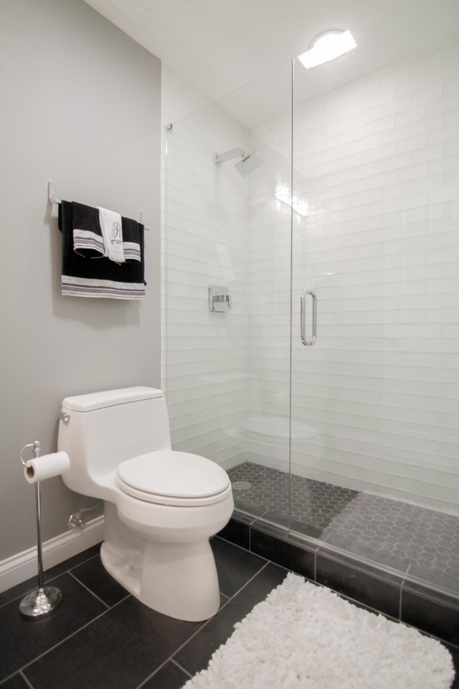 Стильный дизайн: ванная комната среднего размера в стиле модернизм с серыми стенами и серым полом - последний тренд