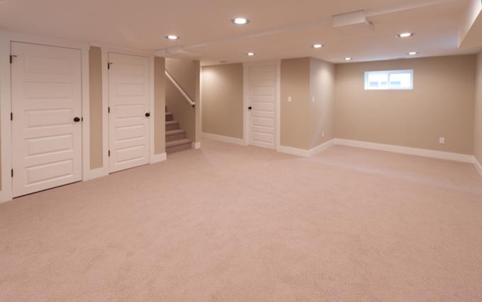 Cette image montre un sous-sol traditionnel avec un sol beige.
