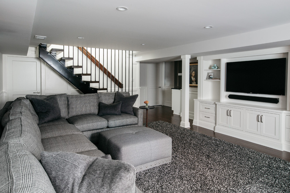 Источник вдохновения для домашнего уюта: гостиная комната в стиле неоклассика (современная классика) с серыми стенами и темным паркетным полом без камина