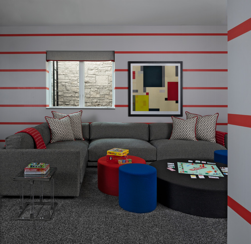 Réalisation d'une salle de séjour design avec moquette, un sol gris et un mur multicolore.