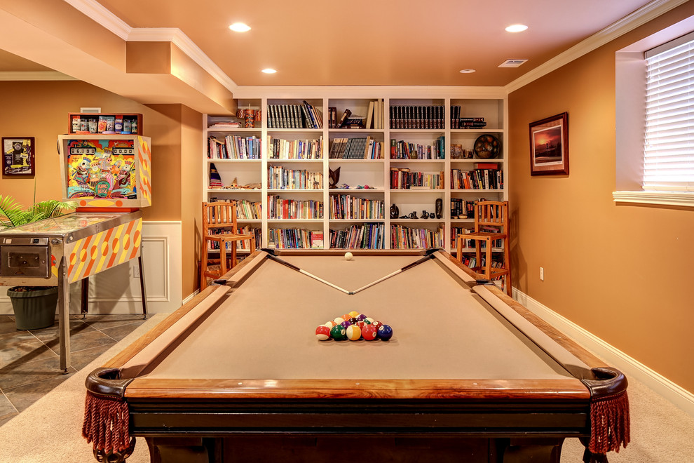 Imagen de sala de estar clásica con paredes marrones, moqueta y suelo beige