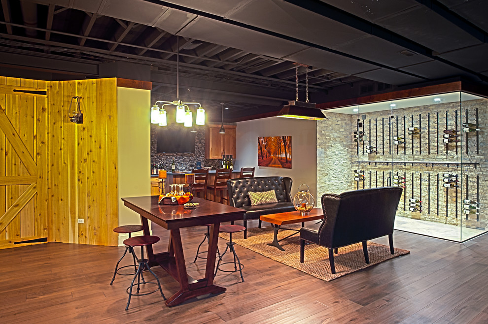 Immagine di un'ampia taverna stile rurale interrata con pareti beige, pavimento in legno massello medio e pavimento marrone