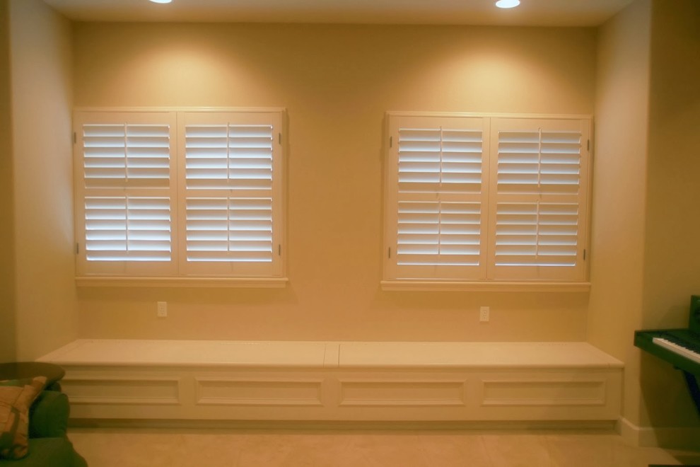 Foto de sótano con ventanas ecléctico de tamaño medio con paredes beige y moqueta