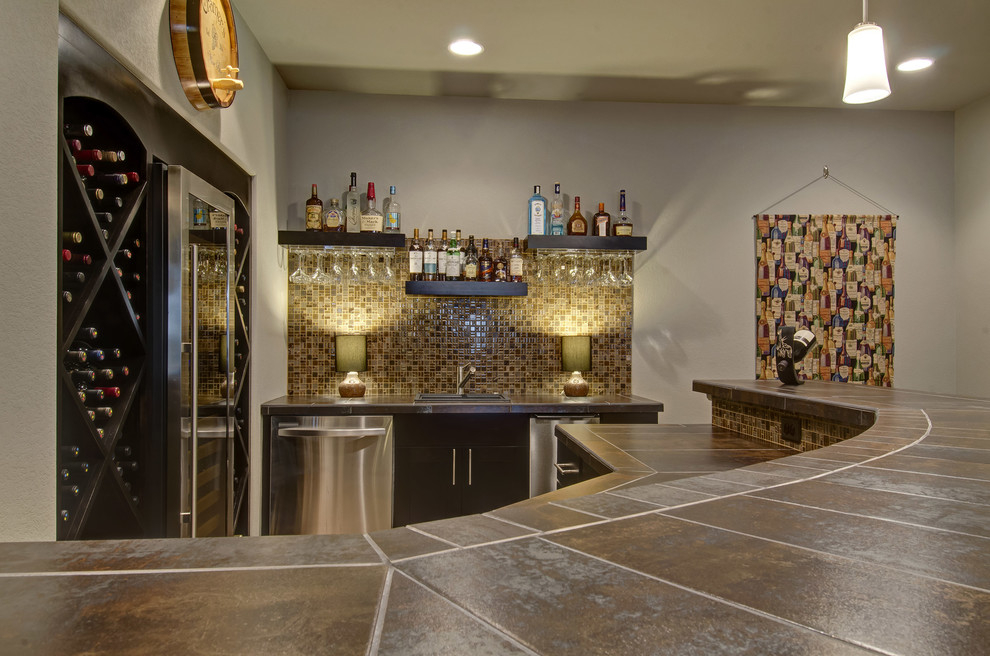 Mittelgroßer Klassischer Hochkeller ohne Kamin mit grauer Wandfarbe, Teppichboden und beigem Boden in Denver