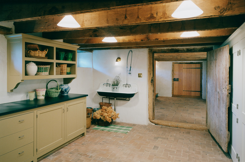 Foto på en mellanstor vintage källare utan fönster, med vita väggar och tegelgolv