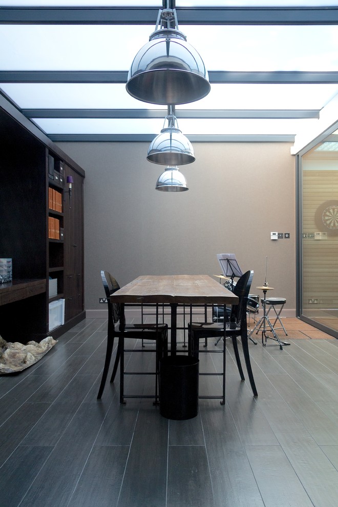Идея дизайна: столовая в современном стиле с бежевыми стенами, полом из терракотовой плитки и серым полом