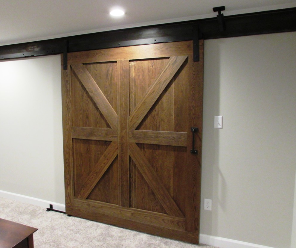 Diseño de sótano con puerta tradicional renovado de tamaño medio sin chimenea con paredes grises, moqueta y suelo blanco
