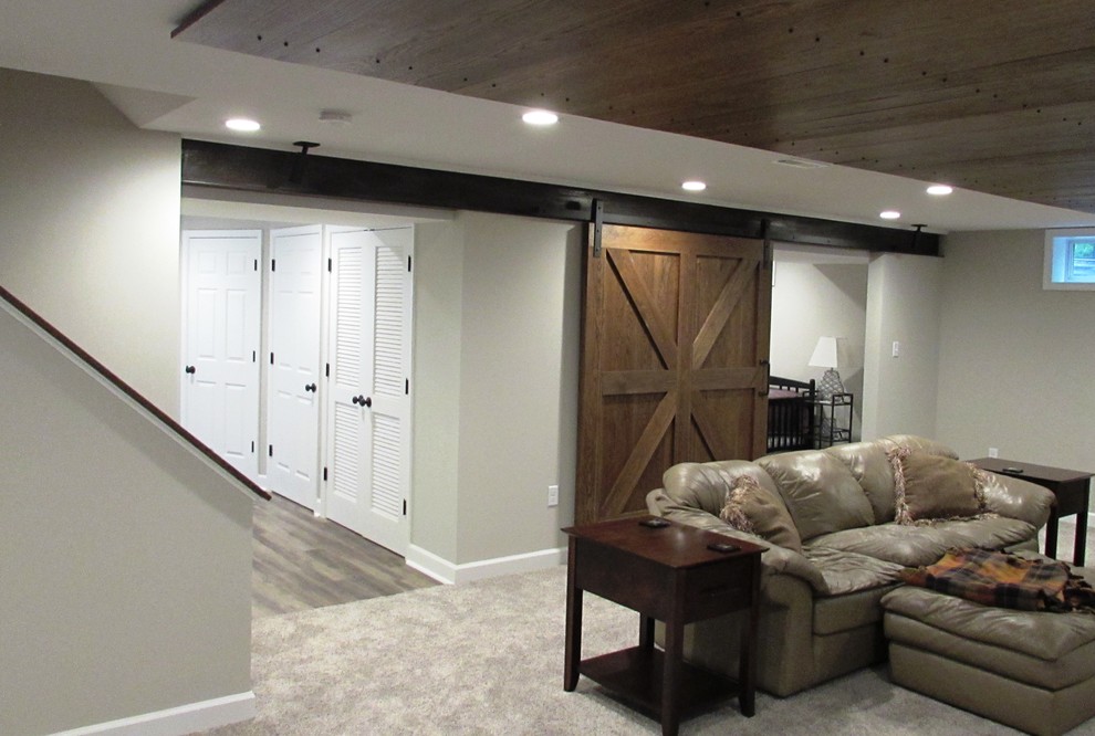 Imagen de sótano con puerta tradicional renovado de tamaño medio sin chimenea con paredes grises, moqueta y suelo gris