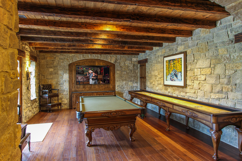Foto de sala de estar tradicional con suelo de madera en tonos medios