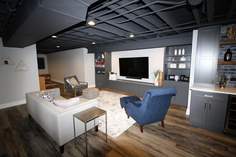 Großes Modernes Untergeschoss mit grauer Wandfarbe, braunem Holzboden und braunem Boden in Nashville