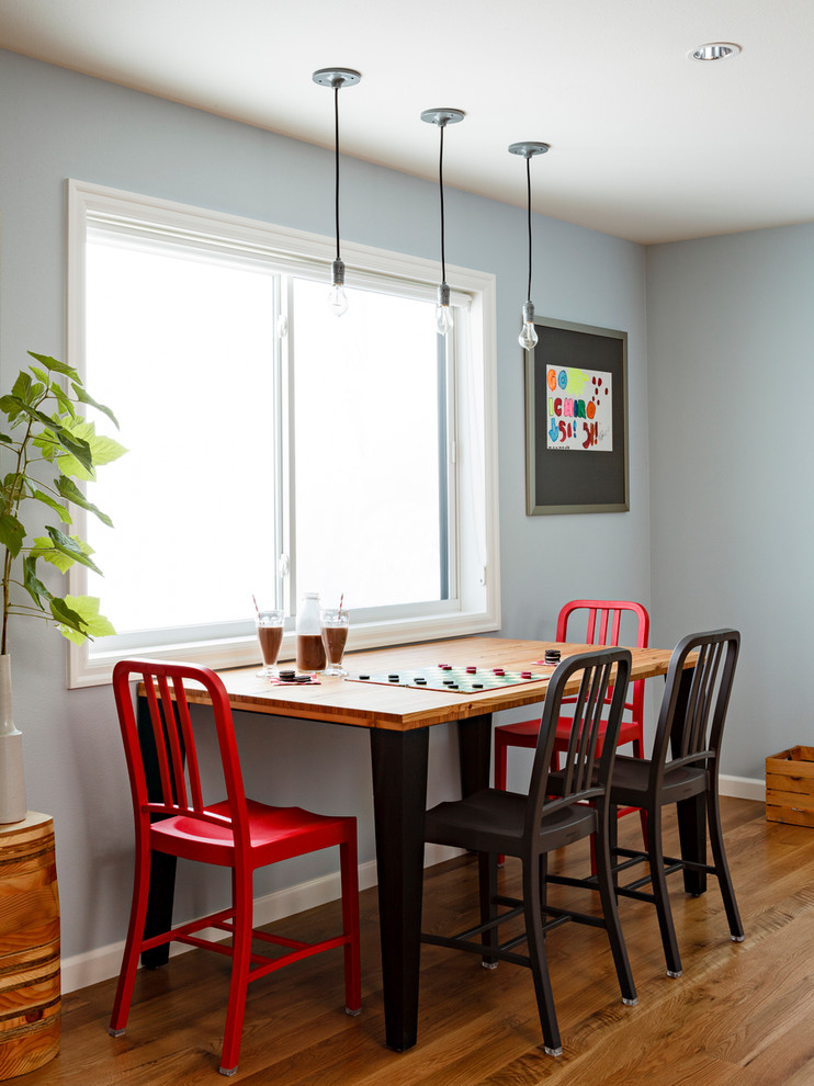 Imagen de comedor clásico renovado con paredes azules, suelo de madera en tonos medios y suelo marrón