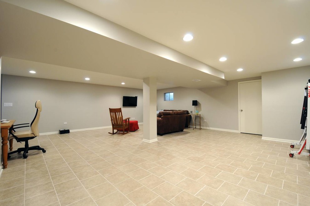 На фото: подземный подвал среднего размера в стиле неоклассика (современная классика) с серыми стенами и полом из керамической плитки без камина с