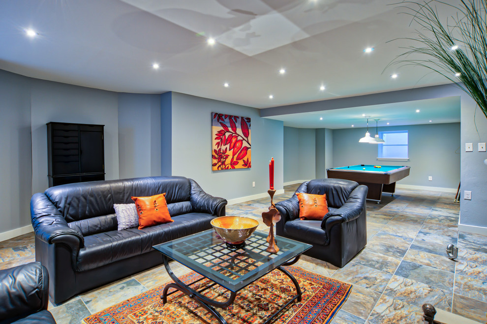 Idéer för en stor modern källare utan ingång, med blå väggar, skiffergolv och flerfärgat golv