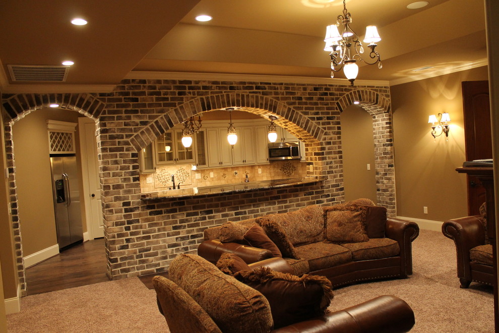 Ejemplo de sótano en el subsuelo clásico grande con moqueta, suelo beige y paredes beige