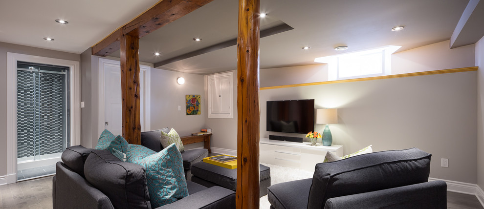 Idéer för en mellanstor modern källare utan ingång, med beige väggar och skiffergolv