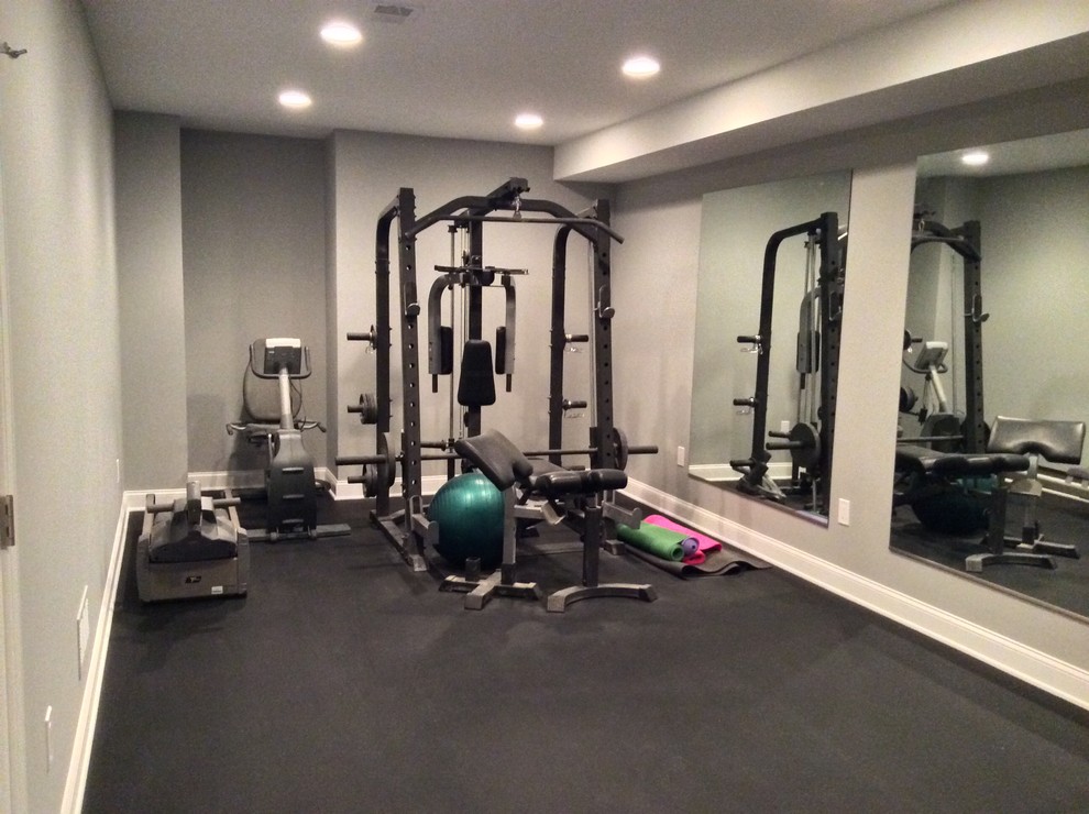 Design ideas for a traditional home gym in Detroit.