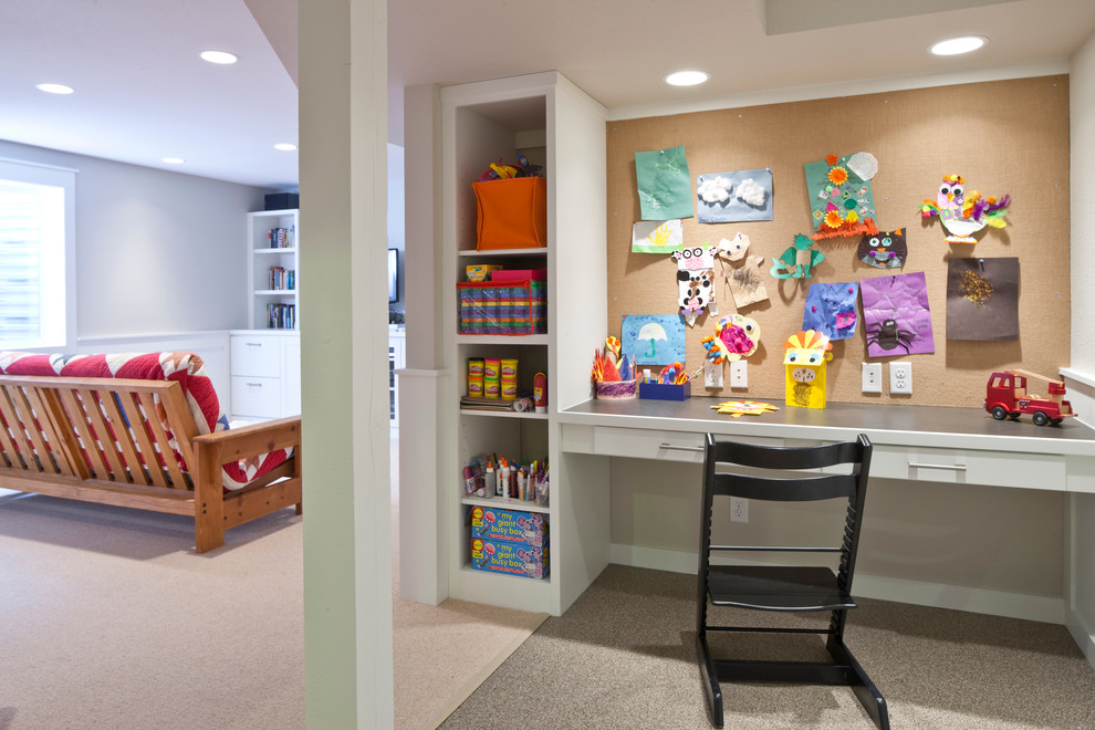 Aménagement d'une chambre d'enfant classique avec un mur gris, moquette et un sol beige.