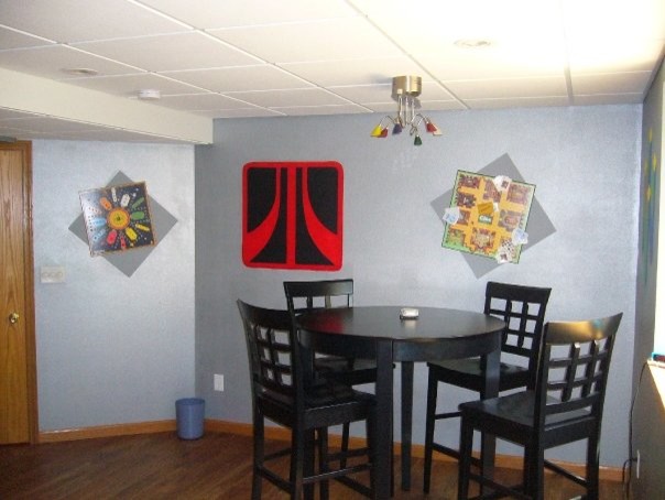 Cette image montre un sous-sol traditionnel avec un mur gris et un sol en vinyl.