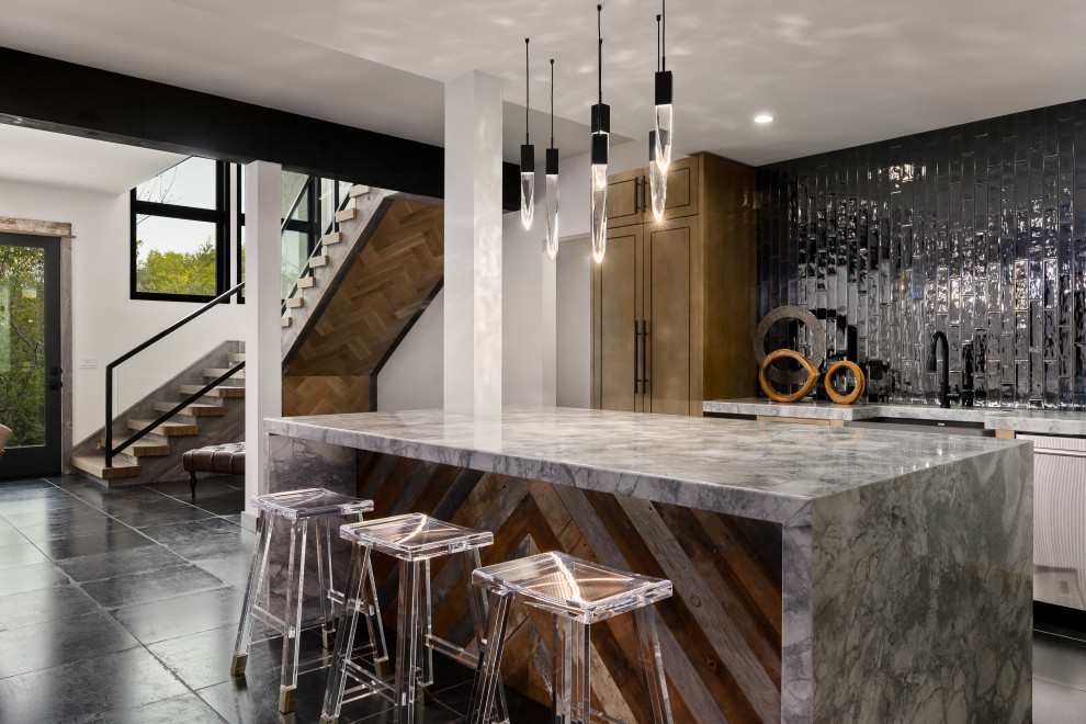 Idée de décoration pour un grand bar de salon minimaliste avec un sol en ardoise et un sol noir.