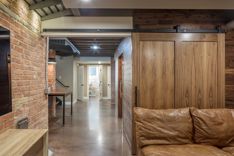 Idee per una taverna minimalista di medie dimensioni con sbocco, pareti beige, pavimento in cemento e pavimento grigio