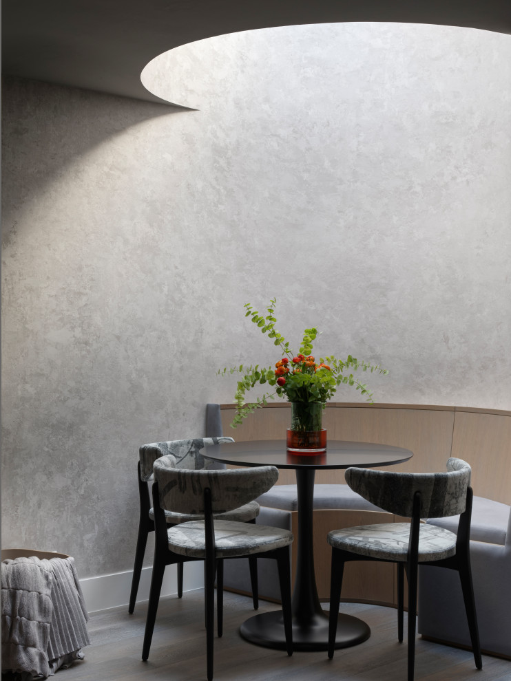 Foto di una grande sala da pranzo minimal con pareti grigie, parquet chiaro e pavimento beige