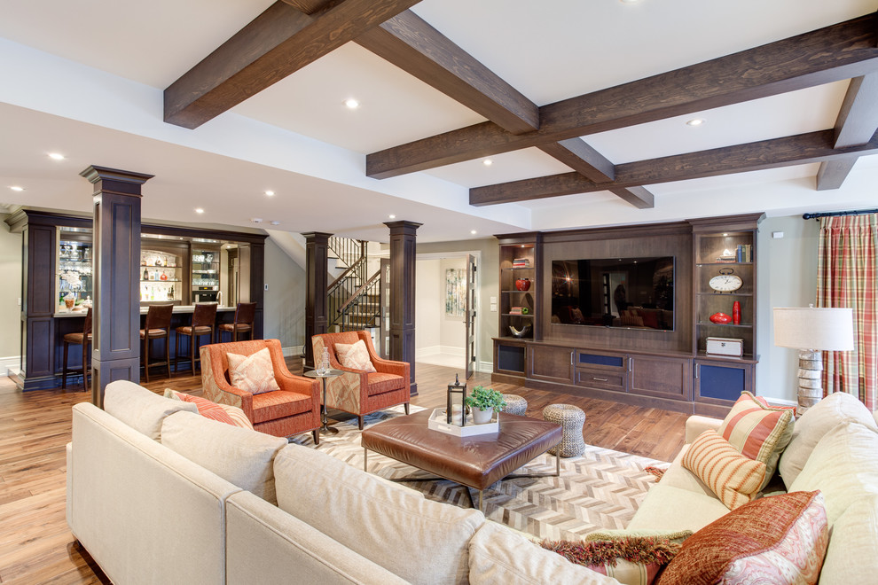 Foto di un soggiorno classico con pareti grigie, pavimento beige e pavimento in legno massello medio