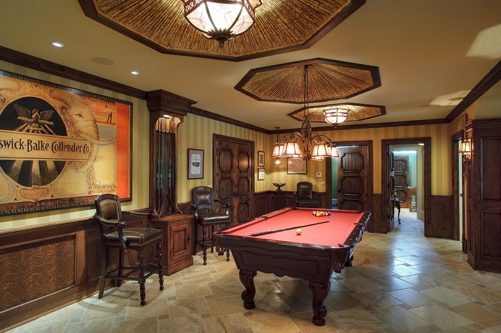 Imagen de sala de estar tradicional con paredes marrones y suelo marrón