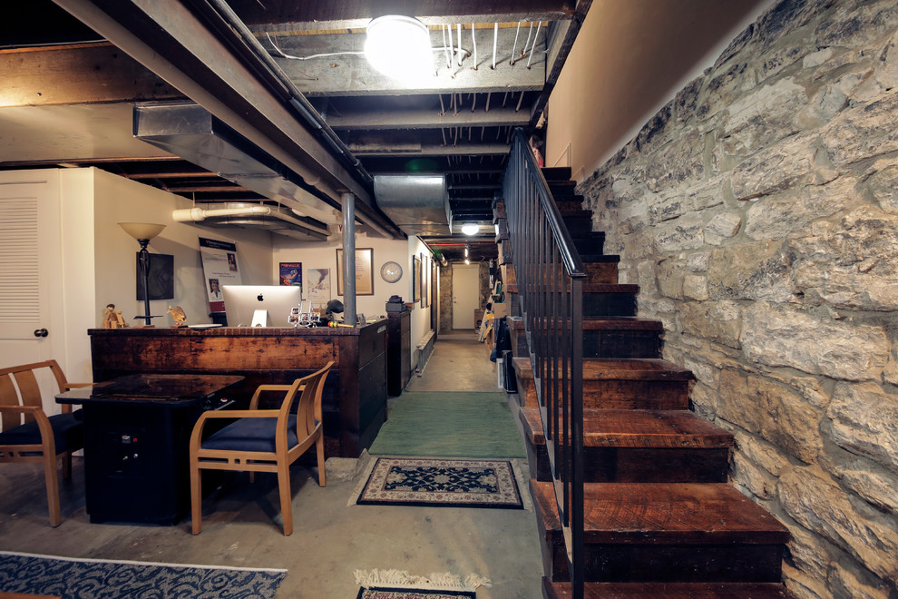 Foto di una taverna eclettica con pareti beige e pavimento in cemento