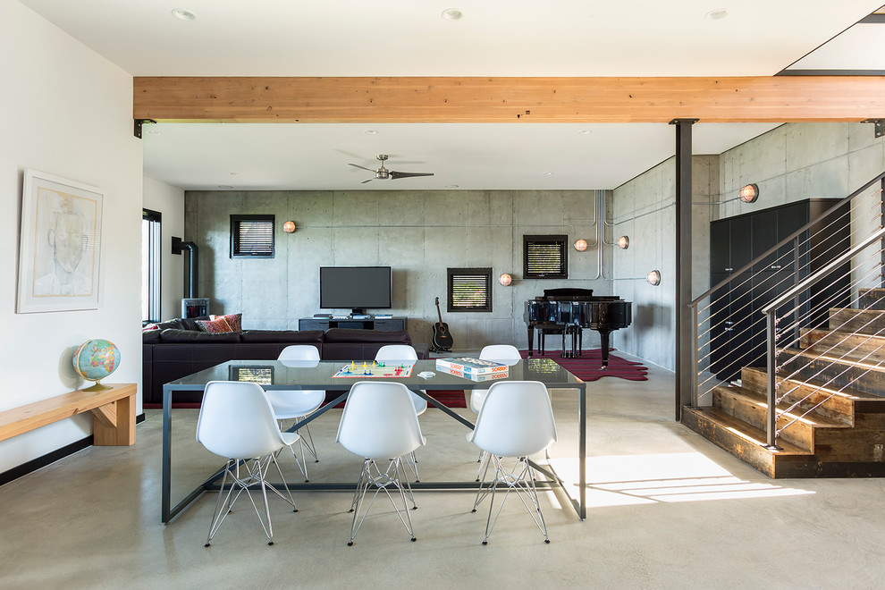 Свежая идея для дизайна: столовая в современном стиле с белыми стенами и бетонным полом - отличное фото интерьера