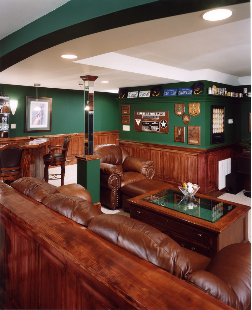 Foto di una grande taverna tradizionale con sbocco, pareti verdi e moquette