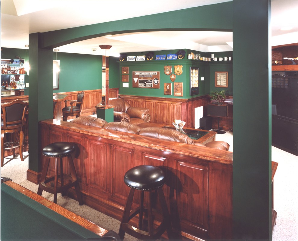 Idee per una grande taverna tradizionale con sbocco, pareti verdi e moquette