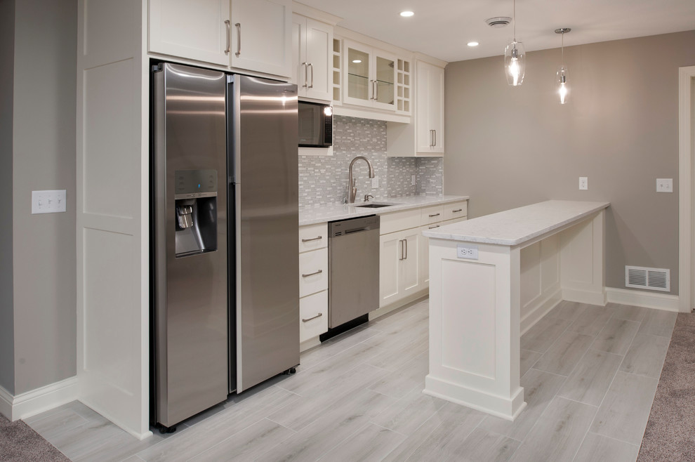 Immagine di una cucina design di medie dimensioni con moquette e pavimento marrone