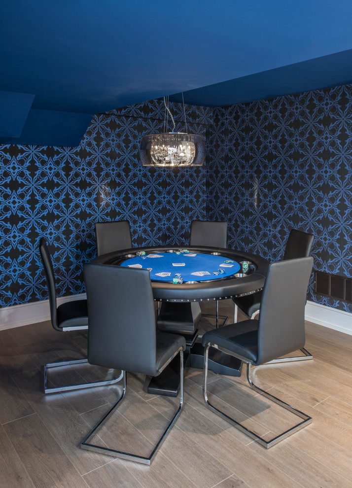 Exemple d'une salle à manger tendance de taille moyenne avec un mur bleu et un sol en bois brun.