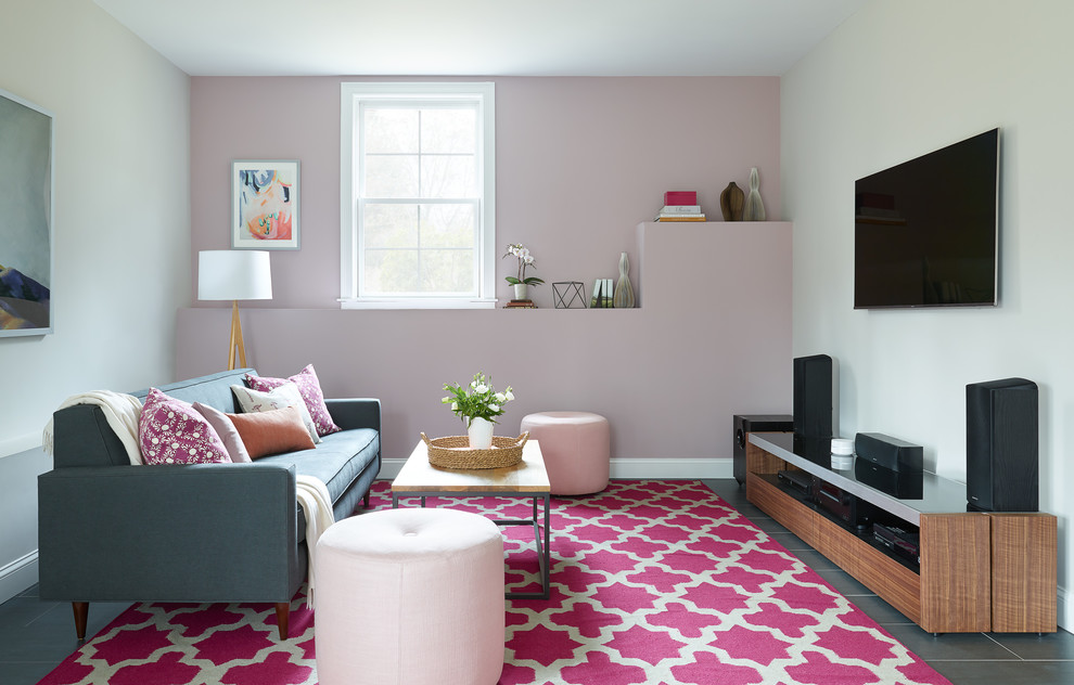 Großes, Offenes Modernes Wohnzimmer ohne Kamin mit bunten Wänden, Porzellan-Bodenfliesen, TV-Wand und grauem Boden in Boston