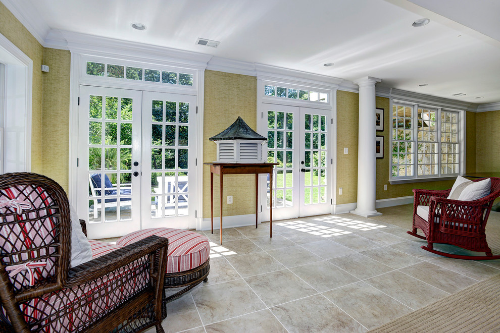 Inspiration pour un sous-sol traditionnel donnant sur l'extérieur avec un sol en carrelage de porcelaine et un sol beige.
