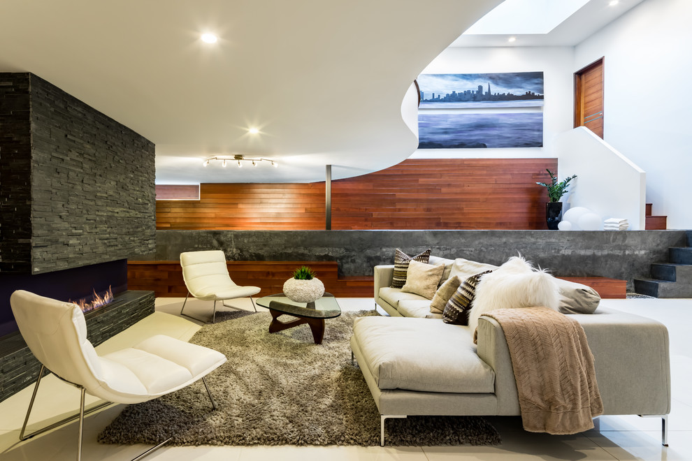 Großes Modernes Wohnzimmer mit weißer Wandfarbe, Keramikboden, Tunnelkamin, beigem Boden und Kaminumrandung aus Stein in San Francisco