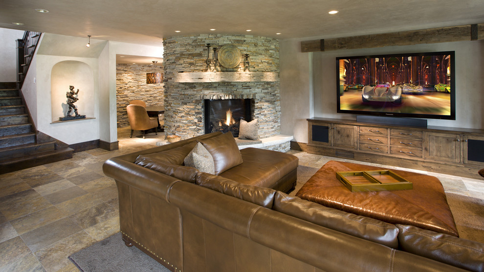 Diseño de sala de estar rural con paredes beige, marco de chimenea de piedra, suelo de baldosas de cerámica y suelo beige