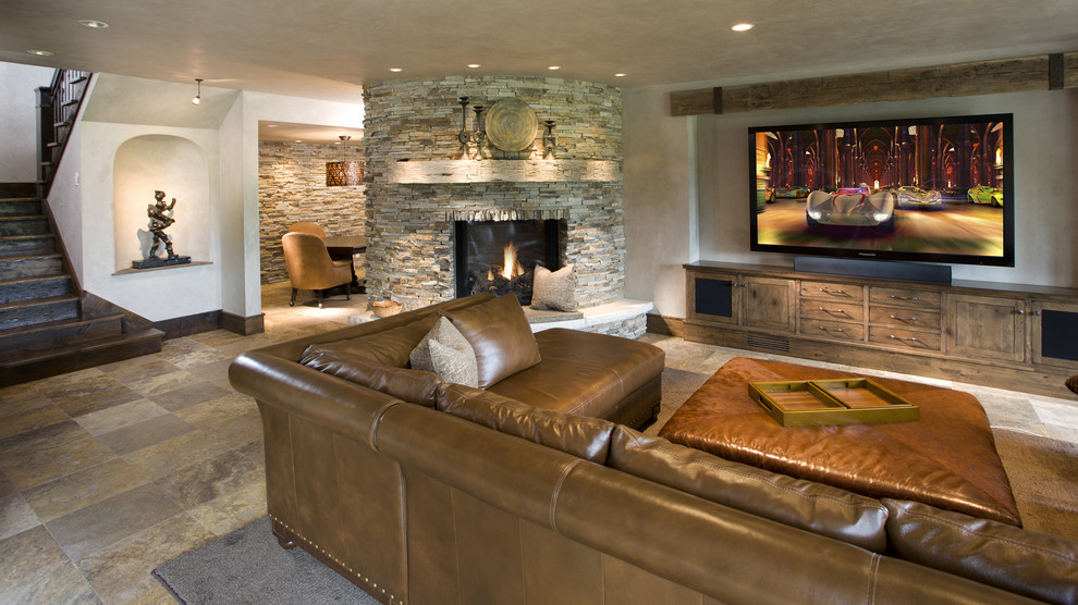 Cette image montre une salle de séjour chalet avec un mur beige, un manteau de cheminée en pierre, un sol en carrelage de céramique et un sol beige.