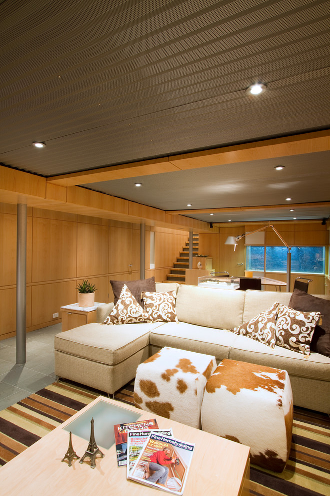 На фото: большая гостиная комната в стиле ретро с коричневыми стенами, ковровым покрытием и зеленым полом без камина с