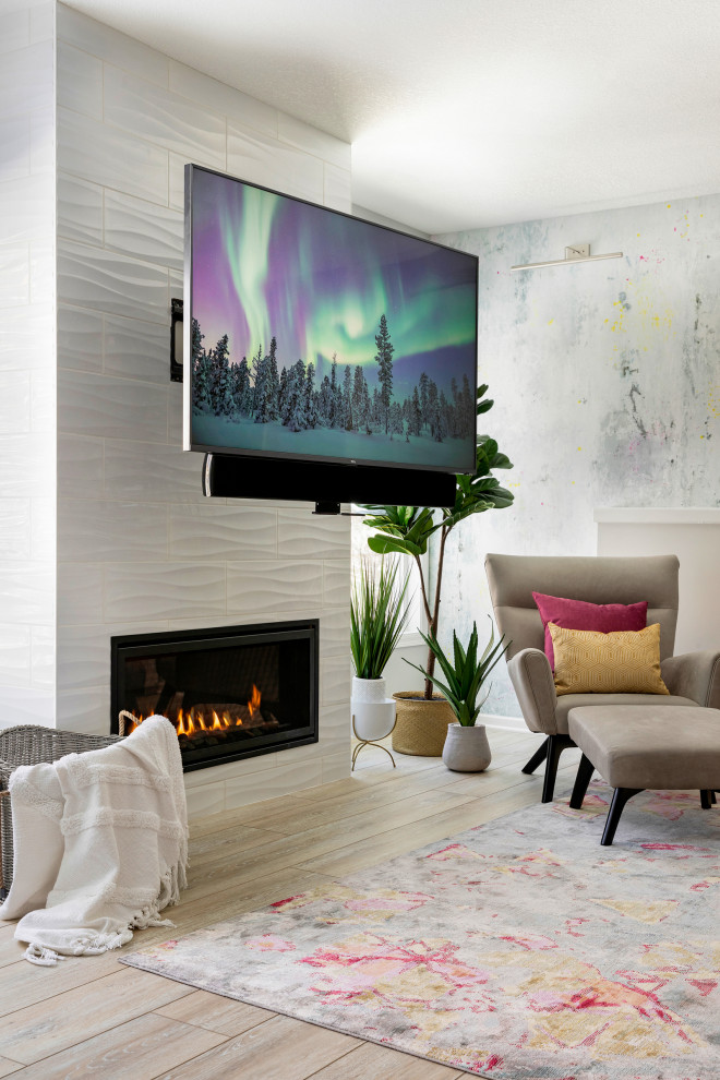 Inspiration pour un sous-sol minimaliste donnant sur l'extérieur et de taille moyenne avec un mur gris, un sol en vinyl, une cheminée standard, un manteau de cheminée en carrelage et un sol marron.