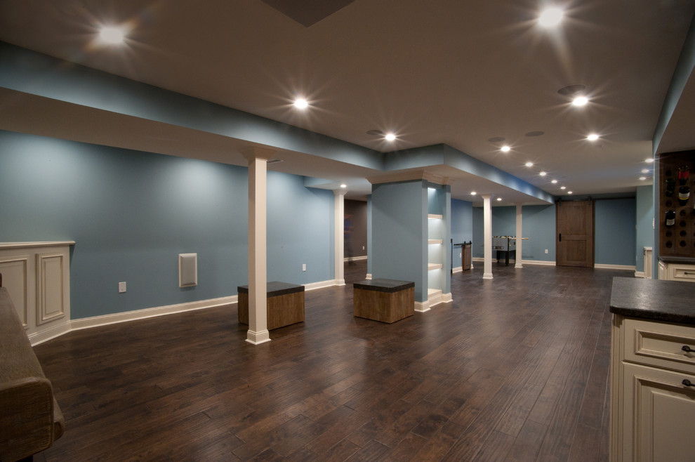 Idee per una grande taverna classica interrata con pareti blu, parquet scuro e pavimento marrone