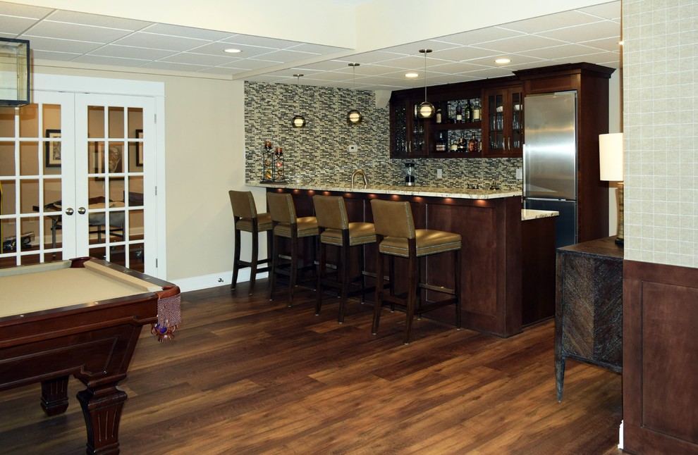 Cette photo montre un grand bar de salon chic avec sol en stratifié et un sol marron.