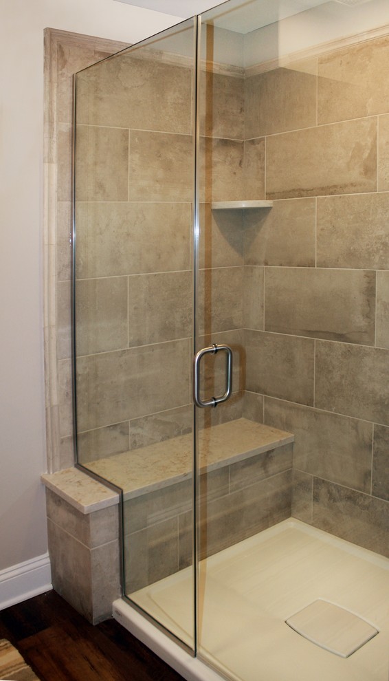 Immagine di una grande stanza da bagno tradizionale con pareti beige, pavimento in laminato e pavimento marrone