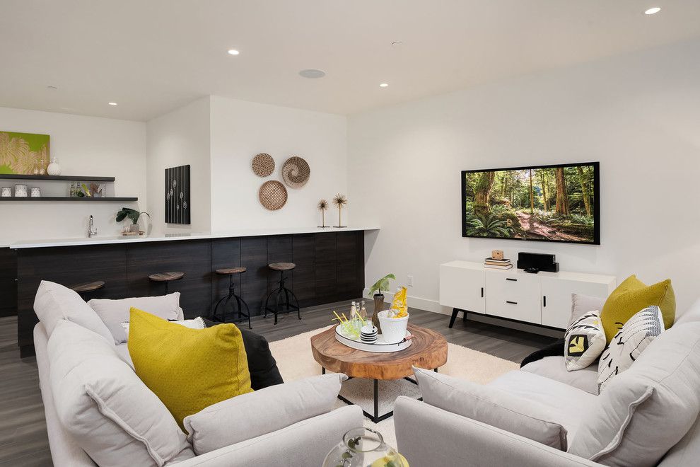 Modernes Wohnzimmer ohne Kamin mit weißer Wandfarbe und braunem Boden in Seattle